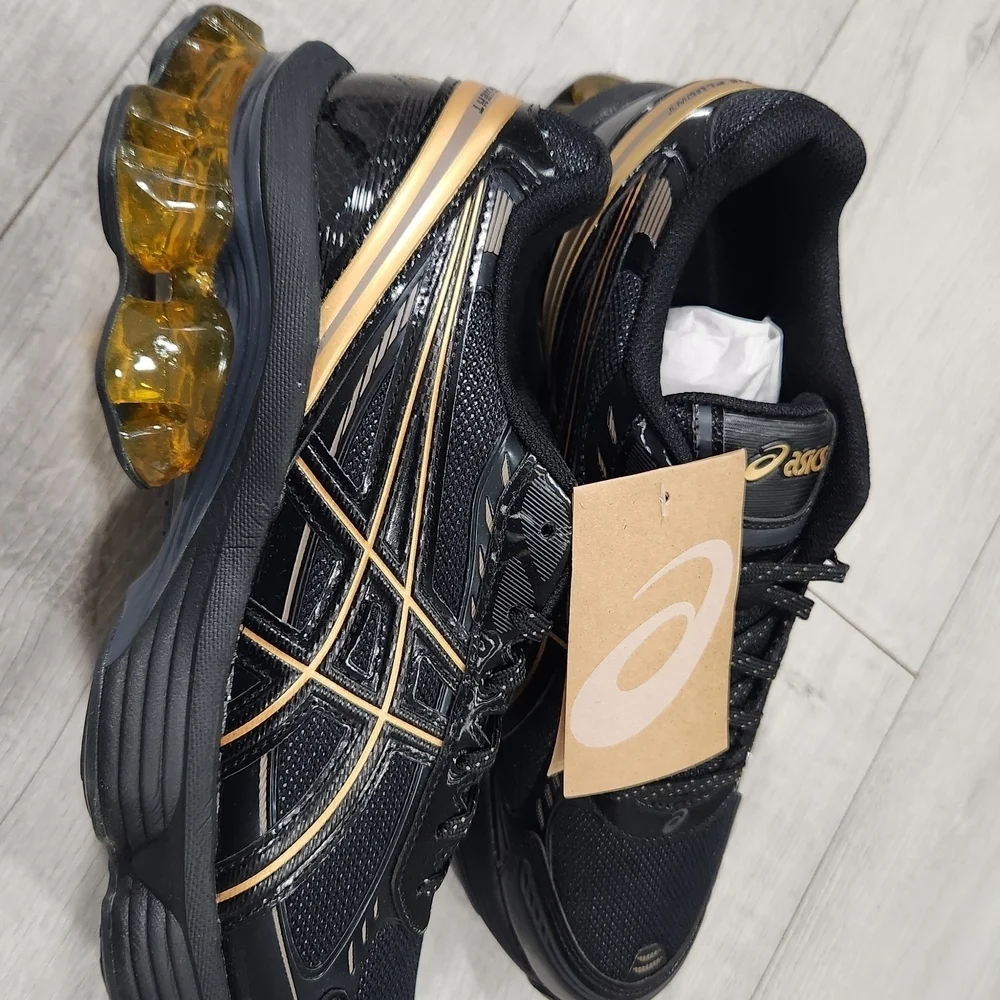 ASICS Men's Black and Gold Running Shoes. Size 9.0